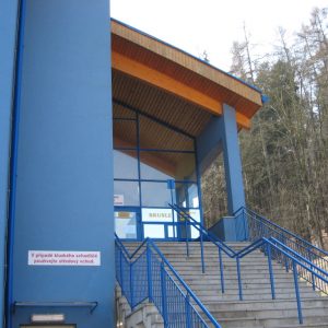 Novostavba 2.zimního stadionu ve Zlíně ve složité geologii podloží.  Na místě staticky nevyhovujícího stávajícího halového objektu s nutností statického zajištění jeho spodní i vrchní stavby. Včetně zajištění stability stavební jámy v zářezu pod silniční komunikací Březnická.  Projekt v roce 2004. Realizace v roce 2005.